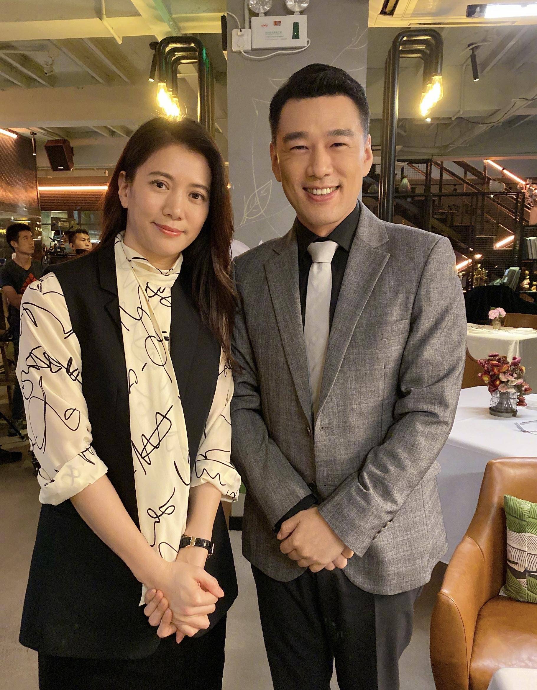 原创49岁的袁咏仪老了许多和朋友聚会合影照释出长发素颜也很优雅