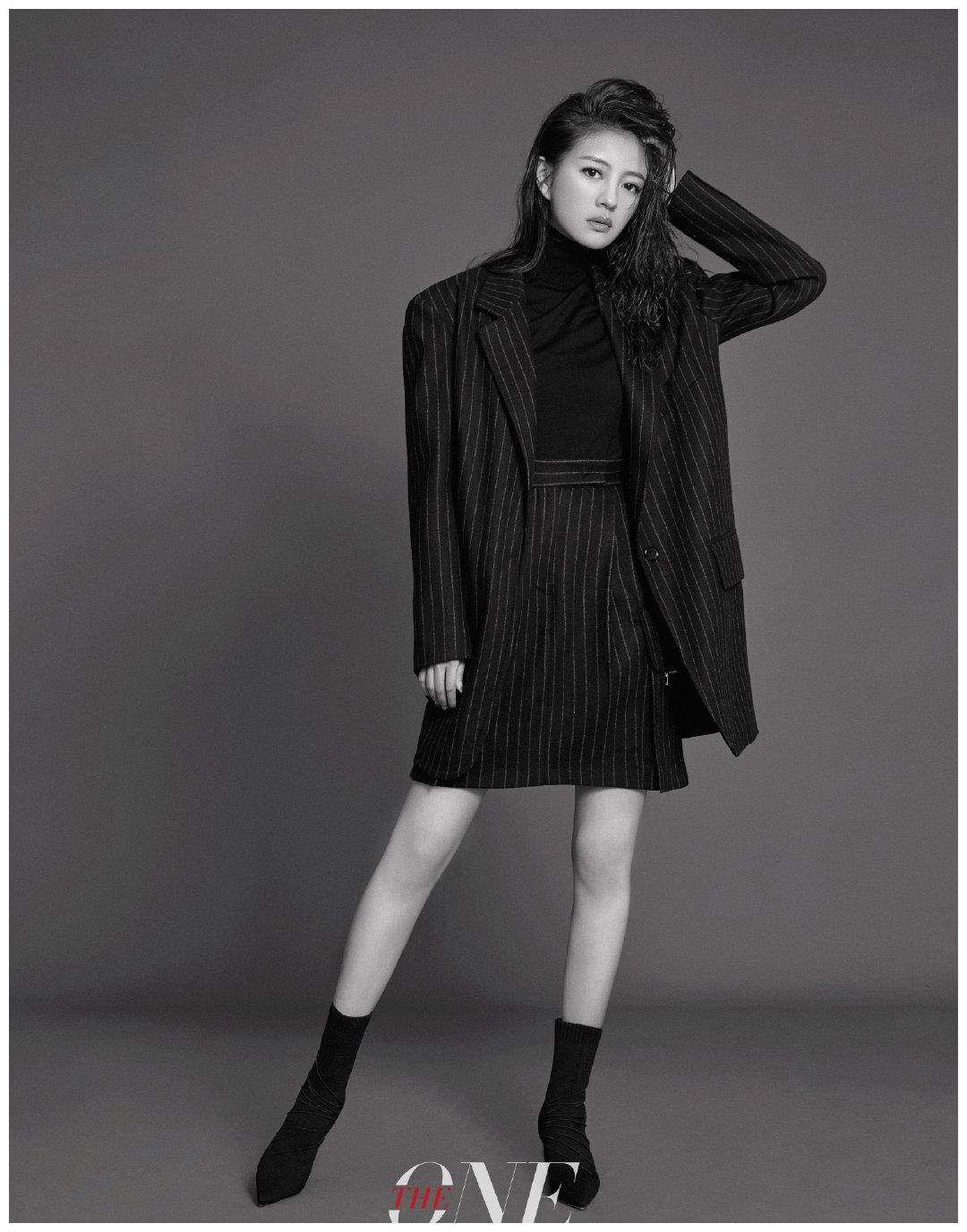 穿着条纹西装的安以轩好a飒爽! 这个通勤风格的全黑造型非常棒.