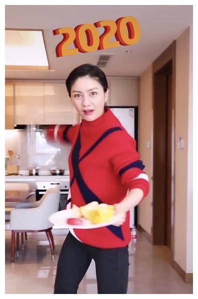 胡可越来越像"家庭主妇",毛衣下"肌肉腿"抢镜,但颜值仍稚嫩_红色_服装