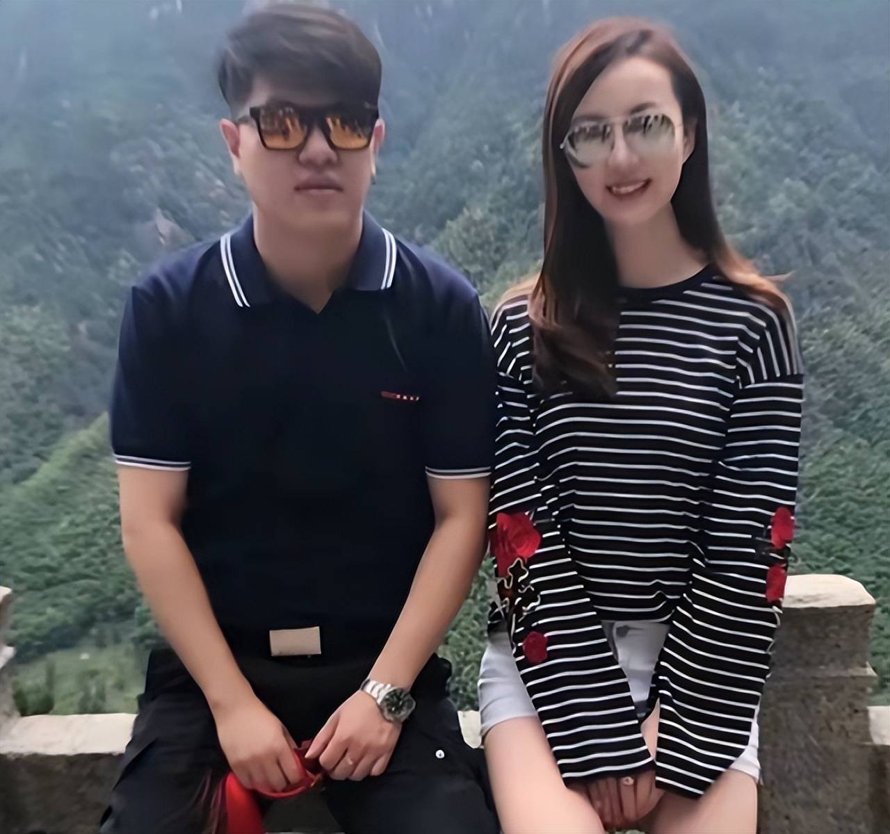 疑丈夫被捕后余声首露面,与陈启等人做志愿者,身形消瘦眼神无光_余声