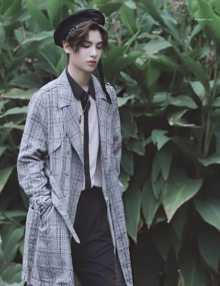 黄明昊好生俊俏!