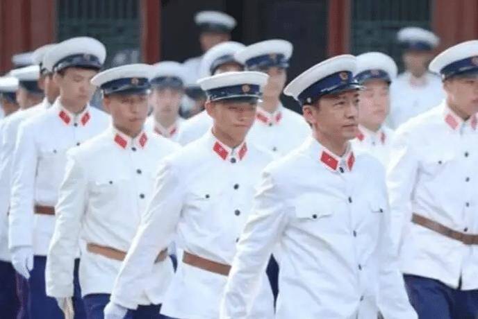 原創中國公安幹警先後換裝了6代警服為何採用了海洋系警服