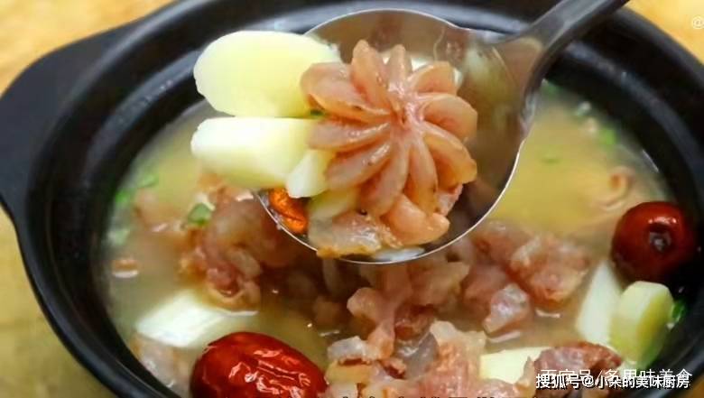 牛鞭汤食材牛鞭,葱姜,红枣,山药做法1,准备一副牛鞭,首先要将牛鞭清洗