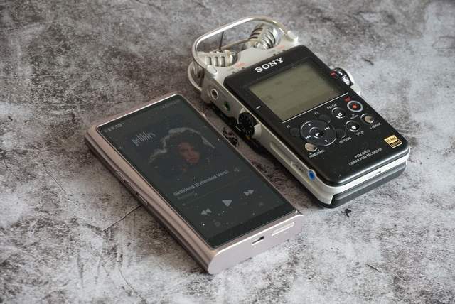 对比索尼d100,m7展现出强大的推力优势,通常情况下,m7的音色都会更动