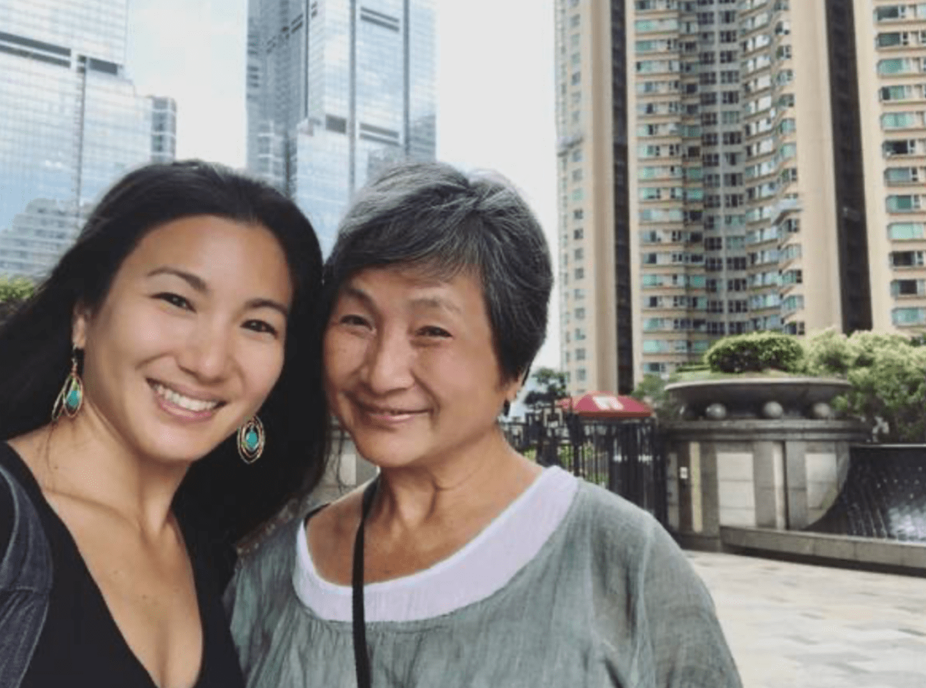 原子鏸晒照悼念曾江,母亲郑佩佩与焦姣是闺蜜,两家人相识已多年