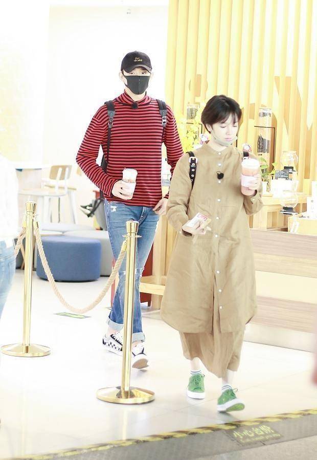 原创 于小彤携女友再次合体,瑜伽裤配卫衣好时髦,30厘米身高差好甜蜜