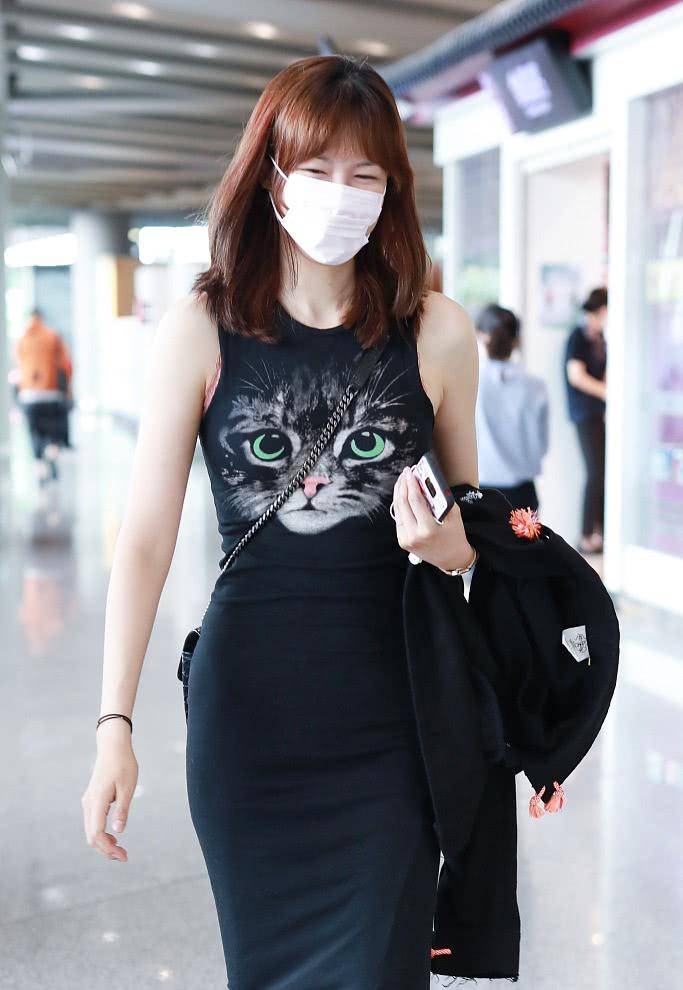 原创李艾穿紧身连衣裙大秀好身材与老公手牵手巴掌腰超抢镜