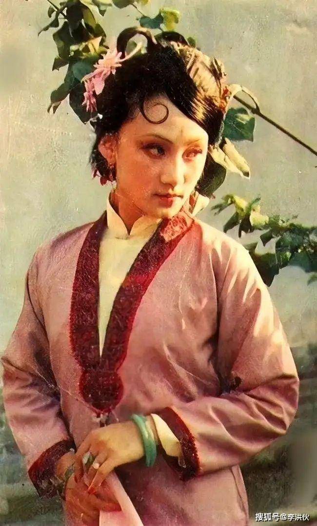 1991,沈璐调到深圳电视台做编导工作,在深圳电视台工作期间曾主持过