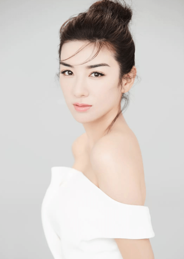 黄奕两度闪婚闪离如今却依旧拥有少女感