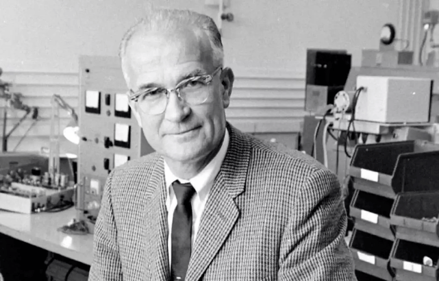 美国物理学家威廉·肖克利在1947年与另两位物理学家共同发明了晶体管