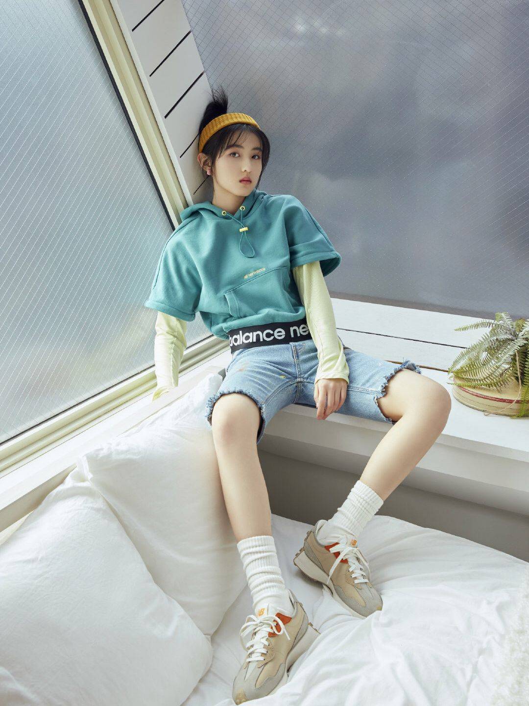 原创张子枫长大了品味很不错穿夹克外套配牛仔裤造型个性又时髦