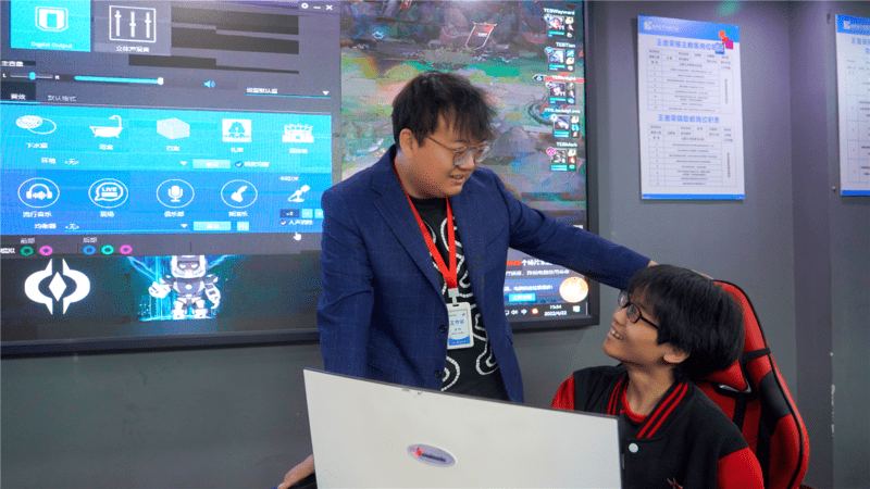 学生故事李嘉轩装备新华buff王者重返战场