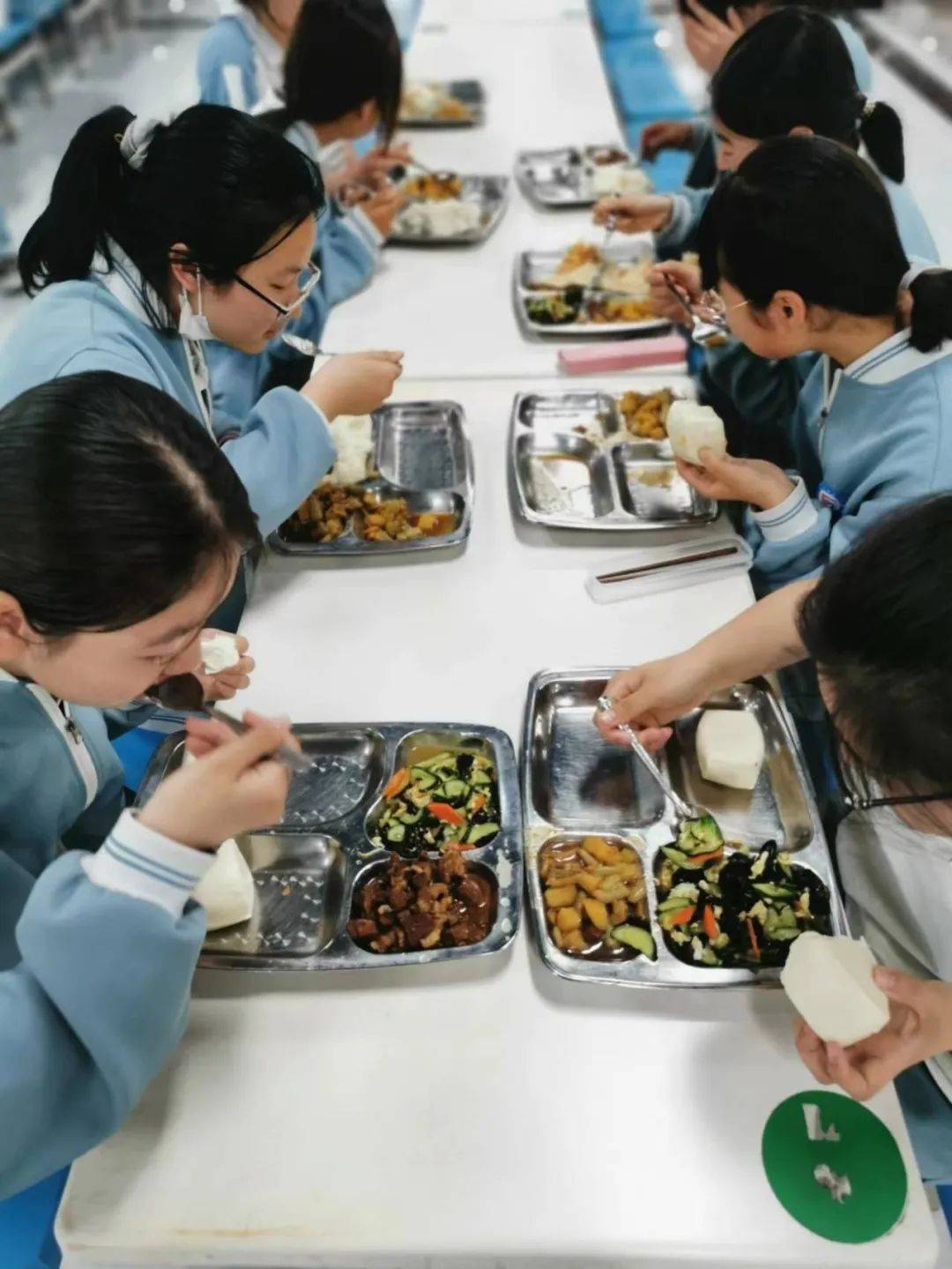 定兴三中新餐厅投入使用