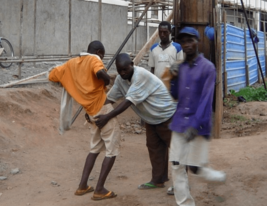 原创实拍非洲小偷偷窃的物品令人无语被抓后下场很惨