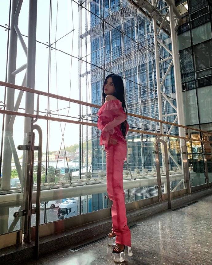 原创gidle田小娟穿25cm高跟鞋与psy共舞灵巧展现激烈编舞