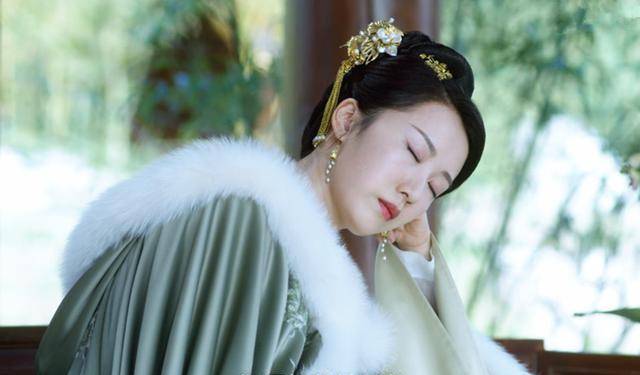 原创36岁李念深夜逛商场无惧严寒大腿露出一截嫁大14岁富商生俩娃