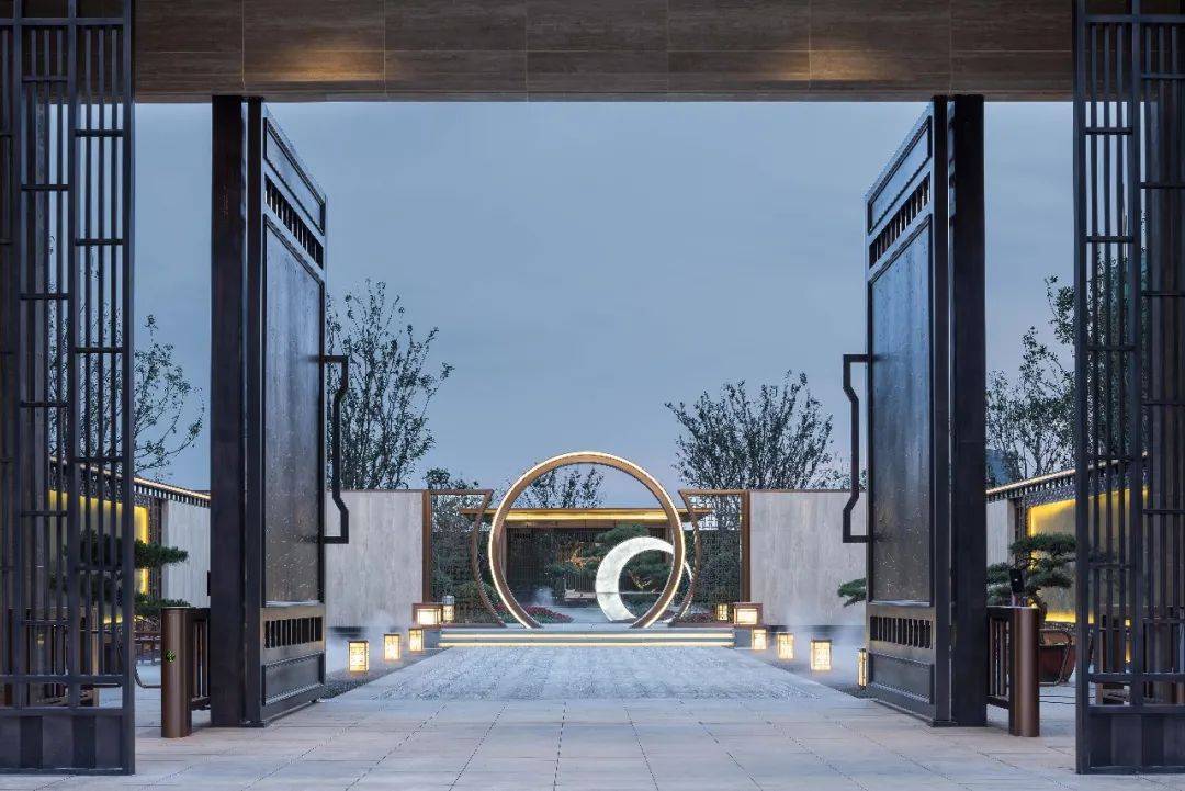 东营新城吾悦首府用现代手法打造过渡空间的新中式月洞门
