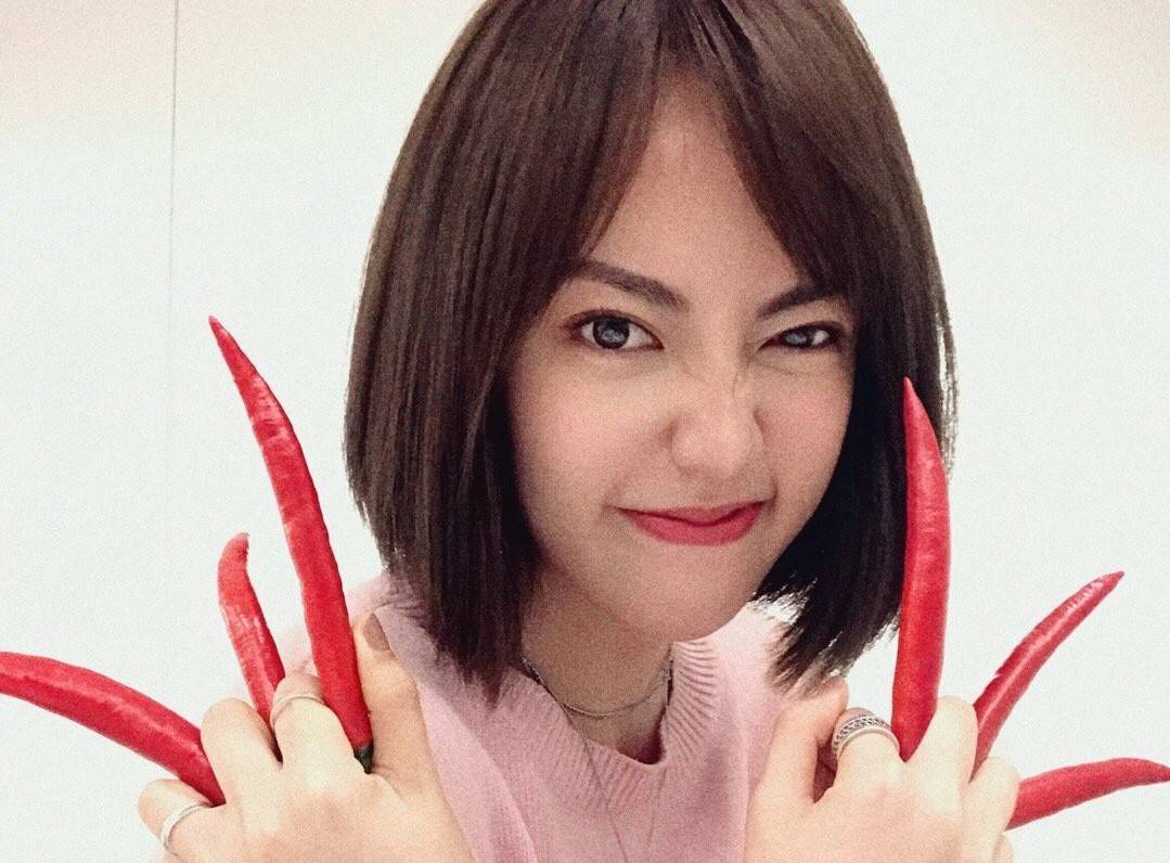 近日,焦曼婷更是拿着几根辣椒致敬金刚狼进行搞怪摆拍,自我调侃:"江湖