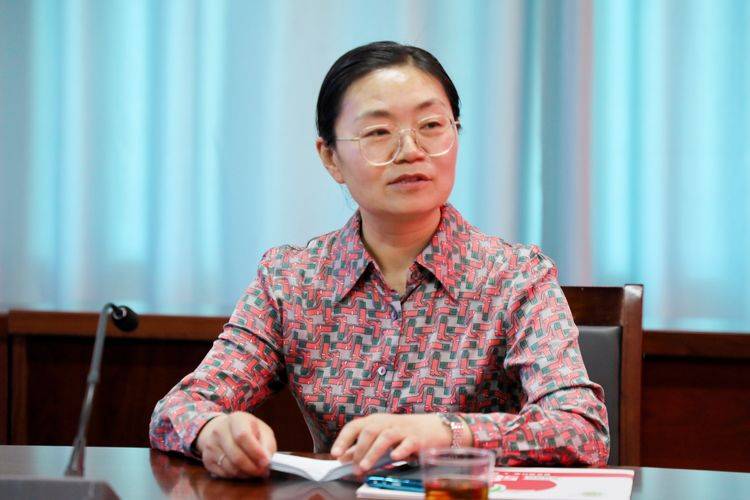 确山县政府副县长刘冬梅一行深入平舆汝南县番顺西红柿产业园观摩调研