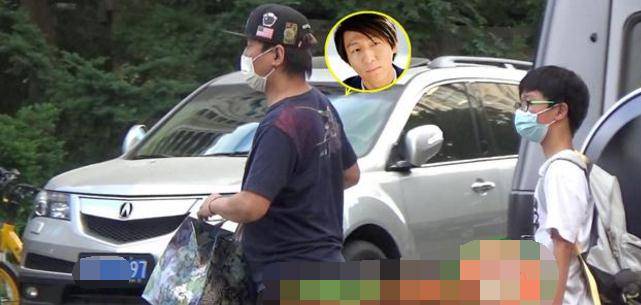 陈羽凡送儿子回前妻白百何家中,元宝个头超过爸爸肩膀,父子嬉笑闹腾