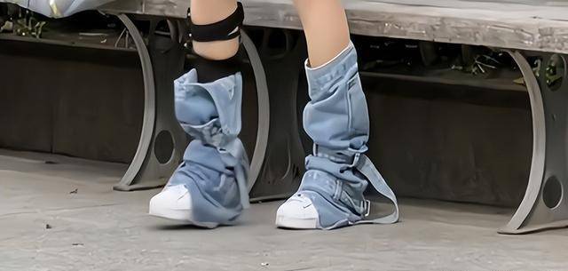 女子穿着奇葩裤子像大"拖把"引起热议,网友:这样走路不累吗?