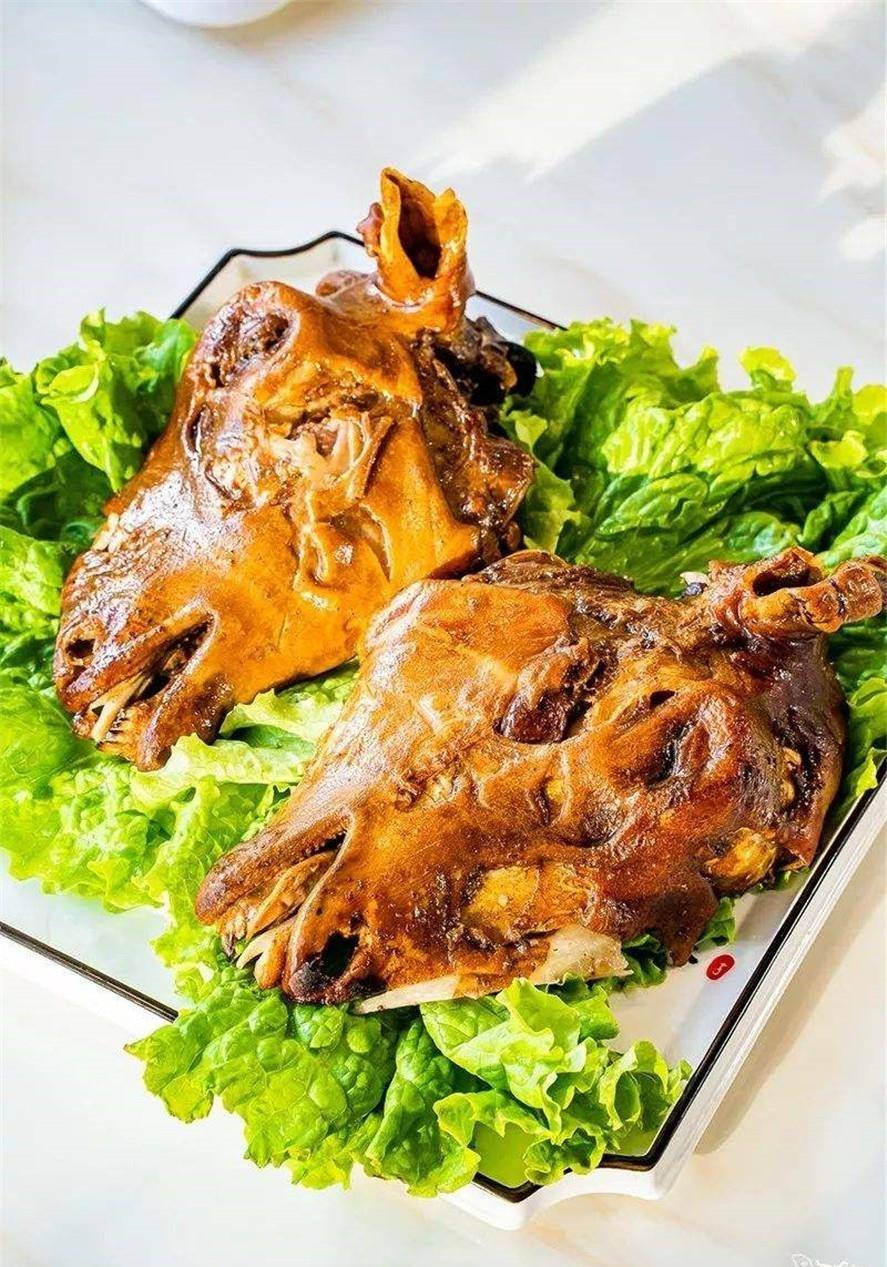 先要烧羊头,然后再解剖清洗,之后撒盐腌制挂起来风干,最后用的时候再