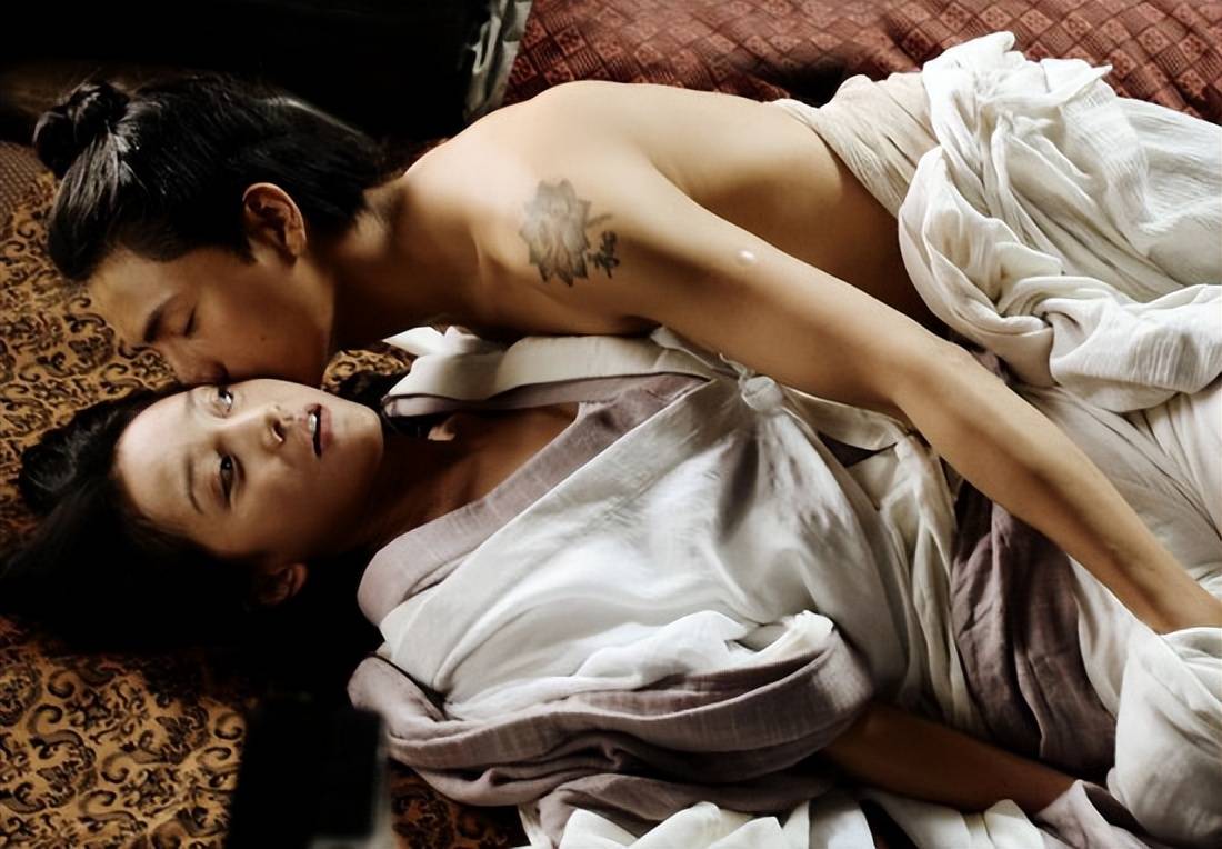 而在他摘得百花"影帝"的《画皮》中,一场激情戏使得陈坤左臂上的纹身