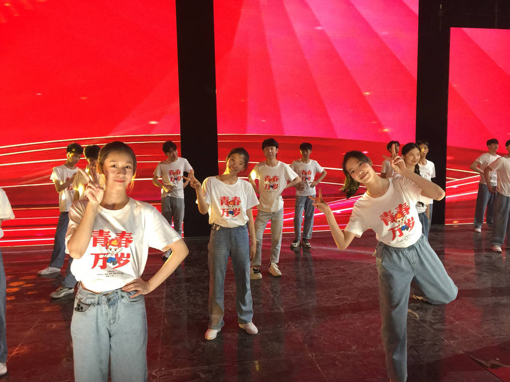 爱莲头条北京市爱莲舞蹈学校受邀录制青春万岁五四特别节目