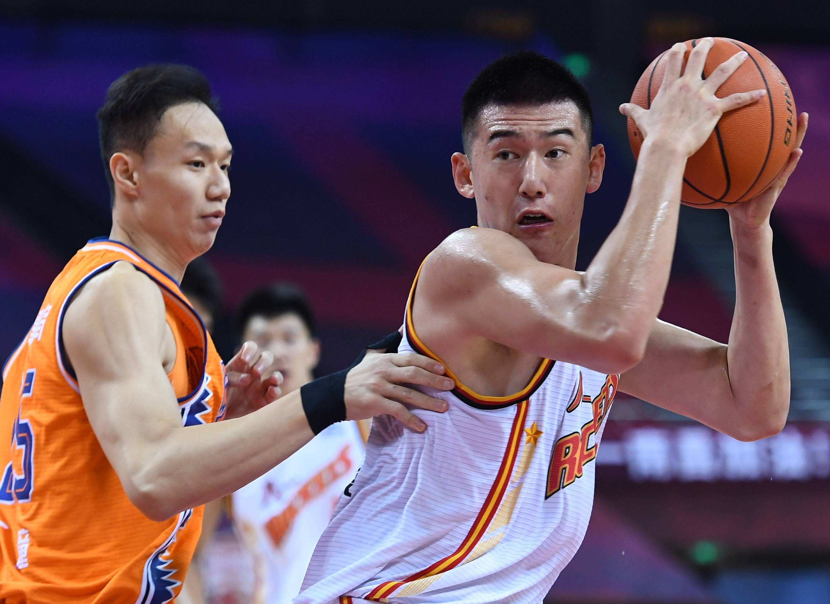 作为一名内线球员,付豪的身高只有2米05,这对于一名当时只打内线进攻