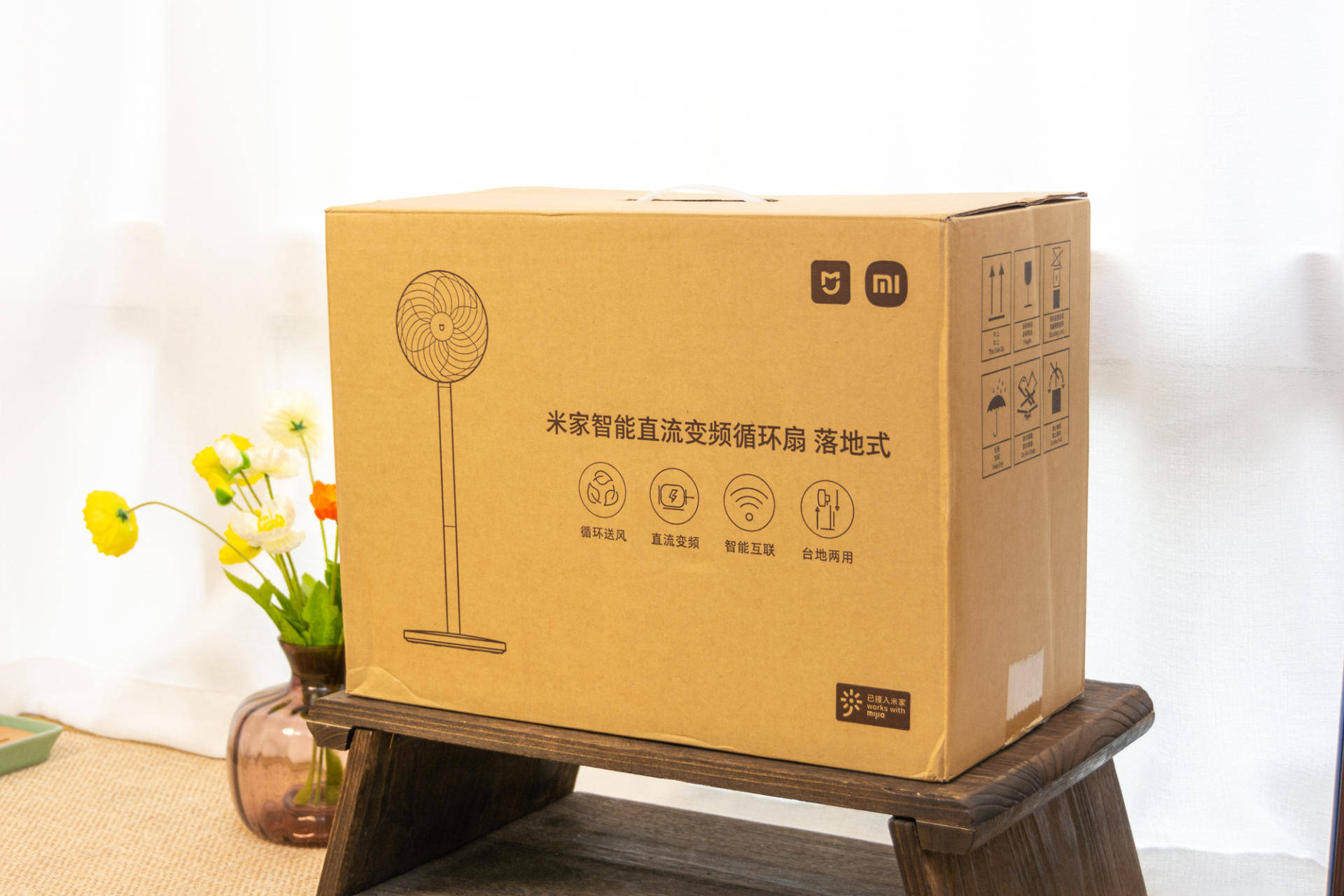 拿到的这台风扇,包装箱体积很小,配件都紧凑地安排在里面.