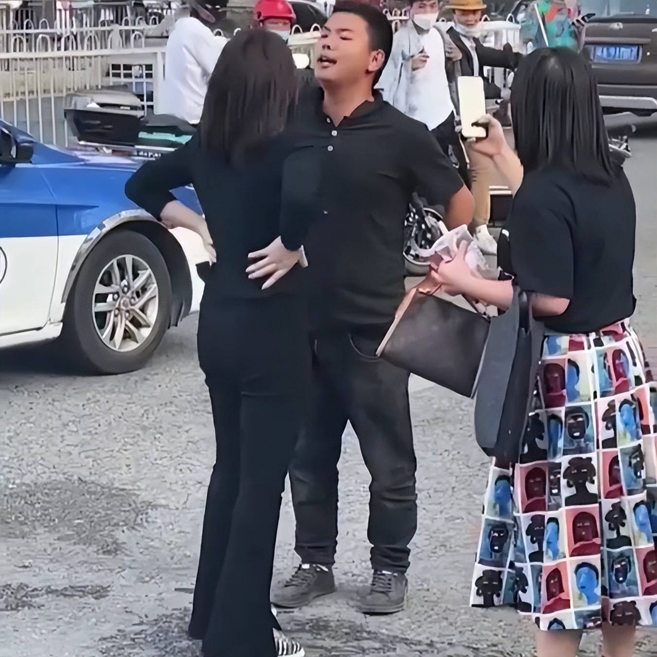 原创贵州贵阳男女司机因车辆剐蹭激烈争吵做到了君子动口不动手