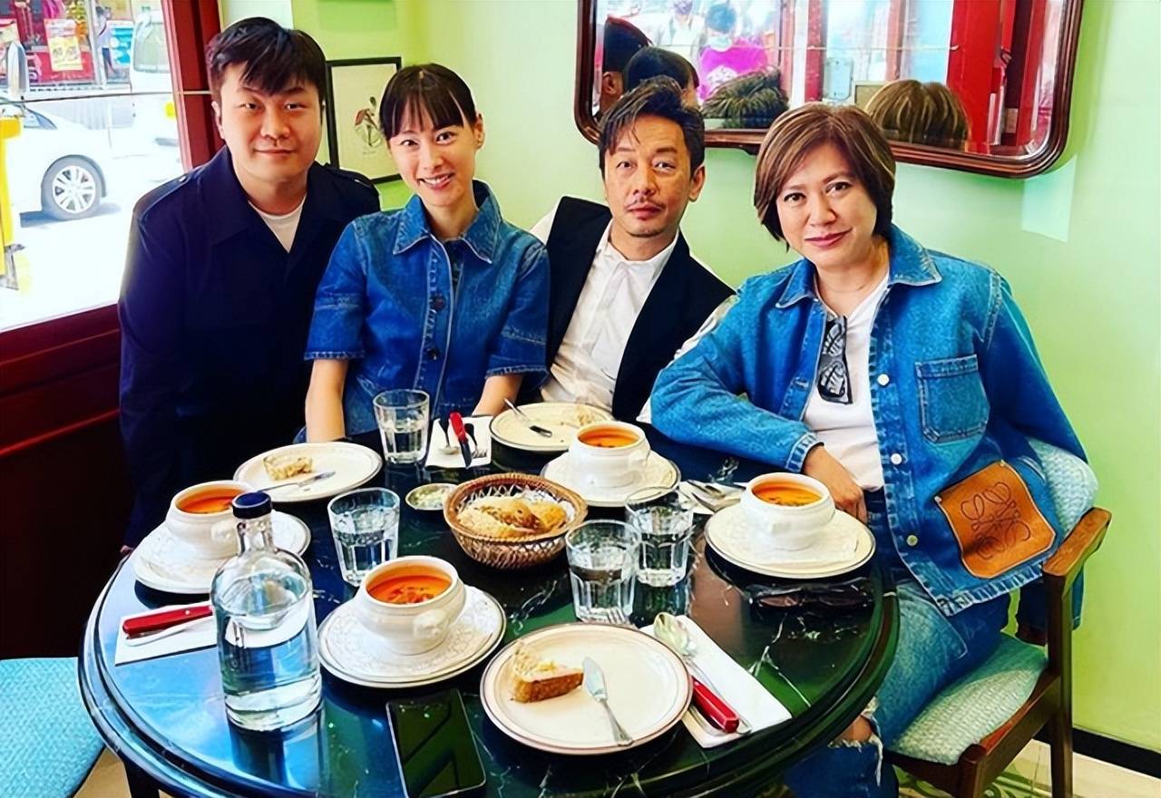 原创三娃之母梁洛施庆母亲节晒儿子们贴心自制礼物她才是最后赢家