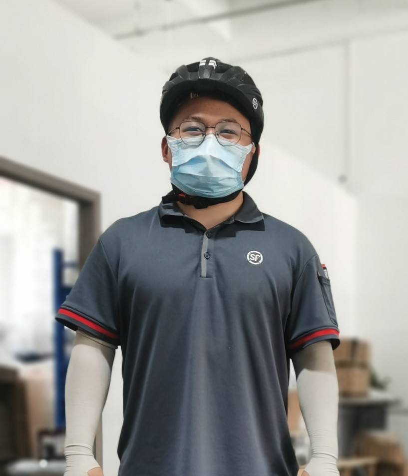 四川顺丰天府大道南段业务部快递小哥李佳豪顺丰小哥秒变"救火队员"4