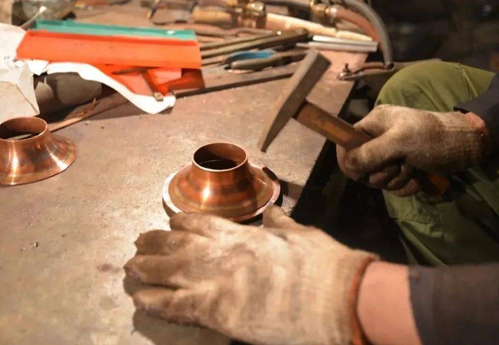 今天一起了解行走在指尖的点蓝艺术——景泰蓝_过程_铜丝_技艺