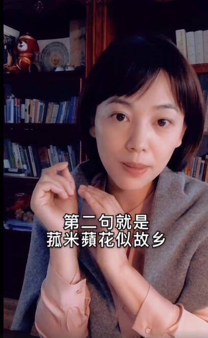 原创前电视主持劳春燕近况曝光气质淡雅保养好主持功底依旧强大