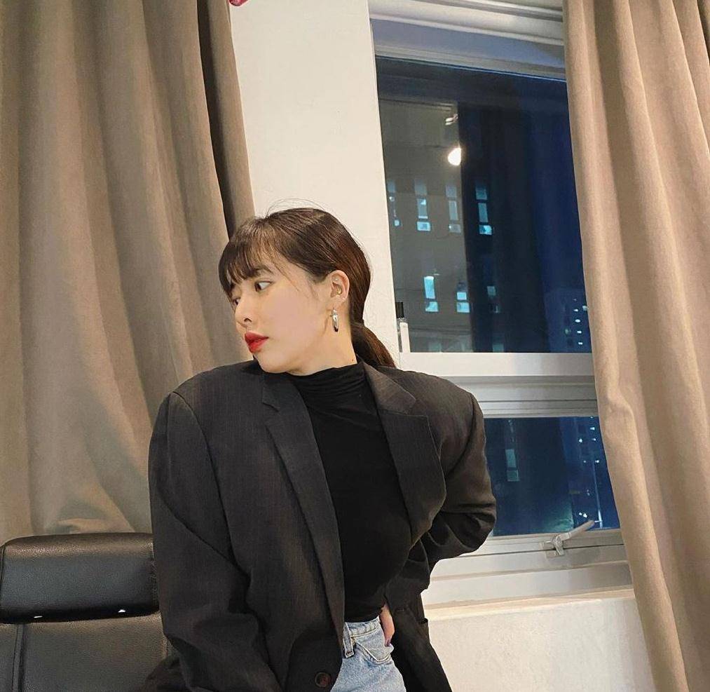 原创金泫雅身着黑西装拍照好气质拿捏的非常稳妥不管怎么拍都很好看