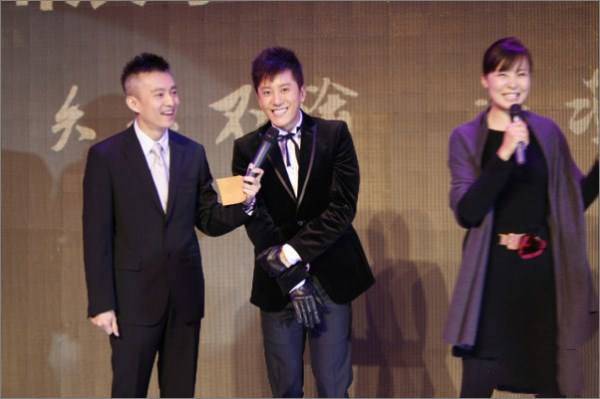 51岁前央视主持人亚宁近照,多年之后,虽满头白发还是那么的帅_类节目_北京_事业