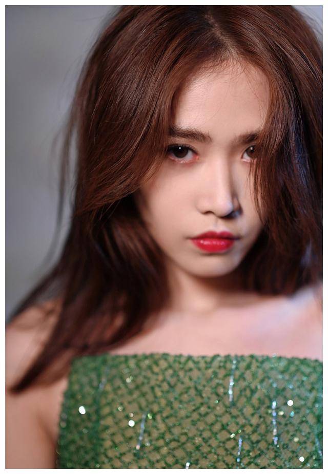 《庆余年》北齐小皇帝战豆豆,换上一袭抹胸液体裙,美得认不出_刘美彤