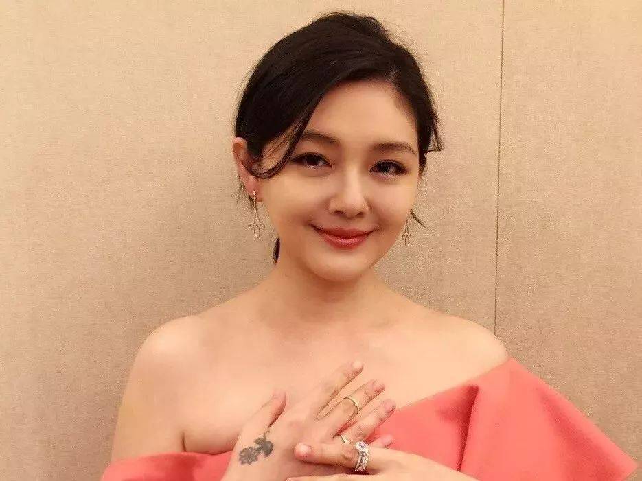 原创44岁大s近照美翻瘦身后被小s夸少女裹大衣穿皮靴小腿超细