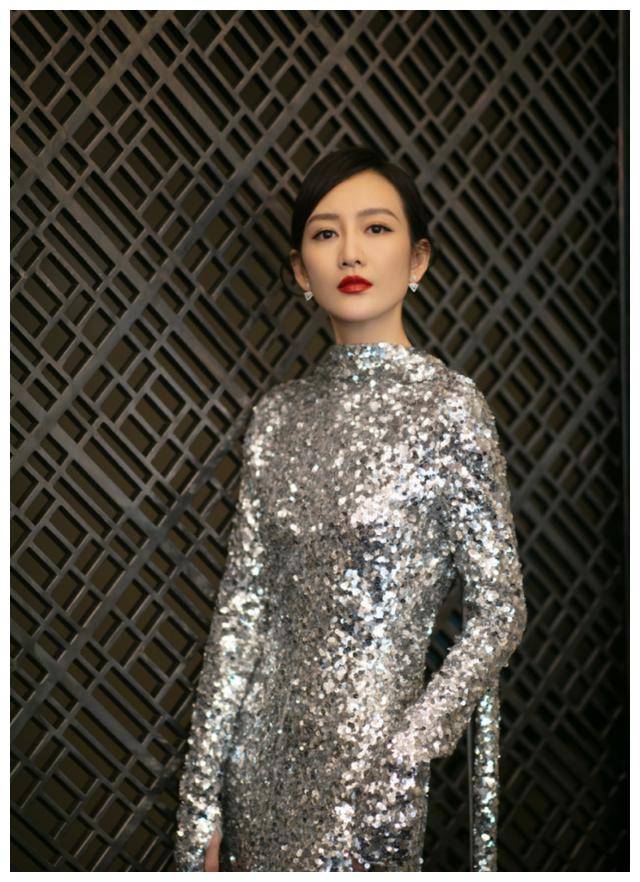 王鸥才是"气场女王",一袭银色亮片连衣裙配马尾辫,优雅又迷人_女性_的
