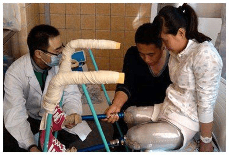 原创为救4个孩子她失去双腿却收到1572万捐款惹争议为啥