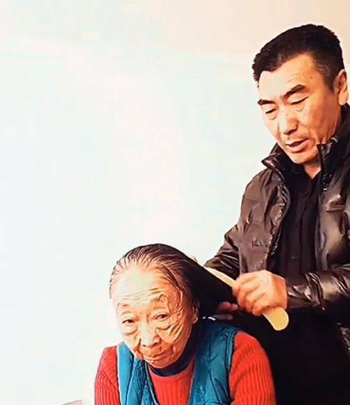 85岁马玉琴嫁小32岁老公后,早餐吃4菜一汤,李玉成却吃野菜蘸酱_马大姐