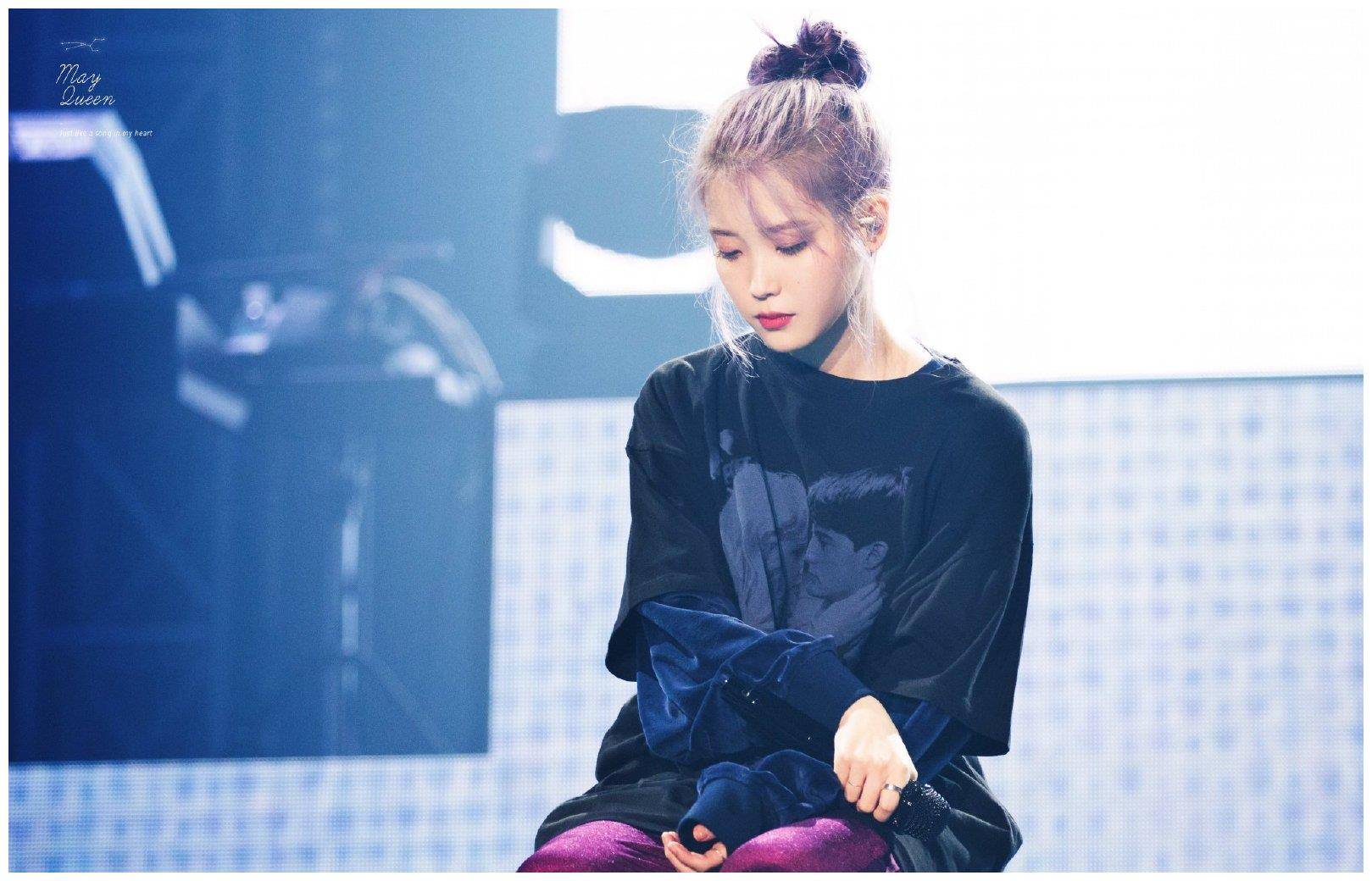 26岁iu李知恩,丸子头造型走机场,选对发型太少女!