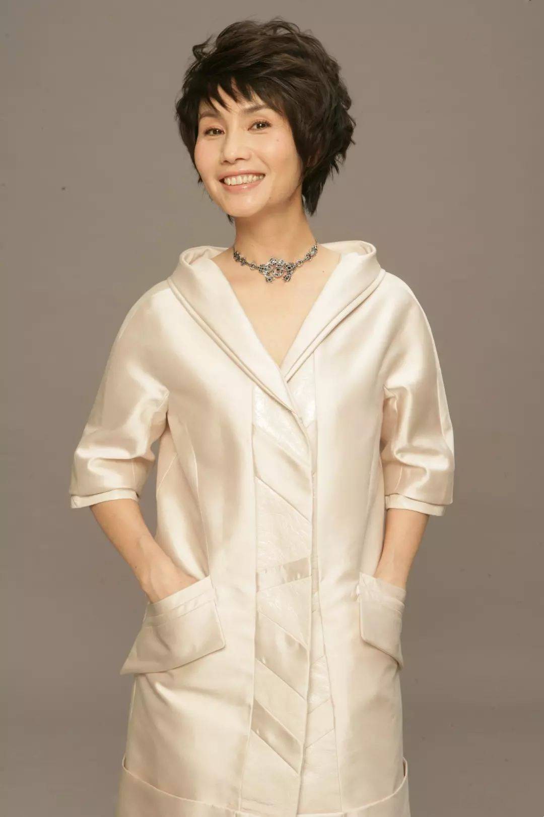 原创59岁央视主播徐俐晒近照二婚嫁名编辑曾离婚独自抚养儿子