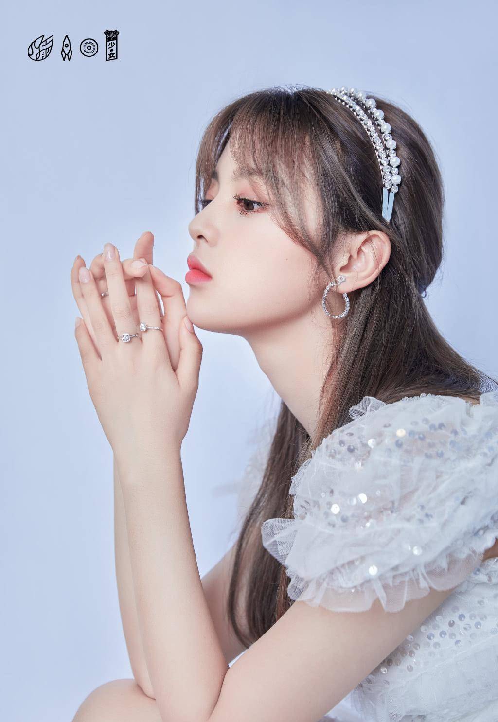 但和她不同,她的发箍可以说完全是钻石皇冠既视感啦,杨超越则是一款有