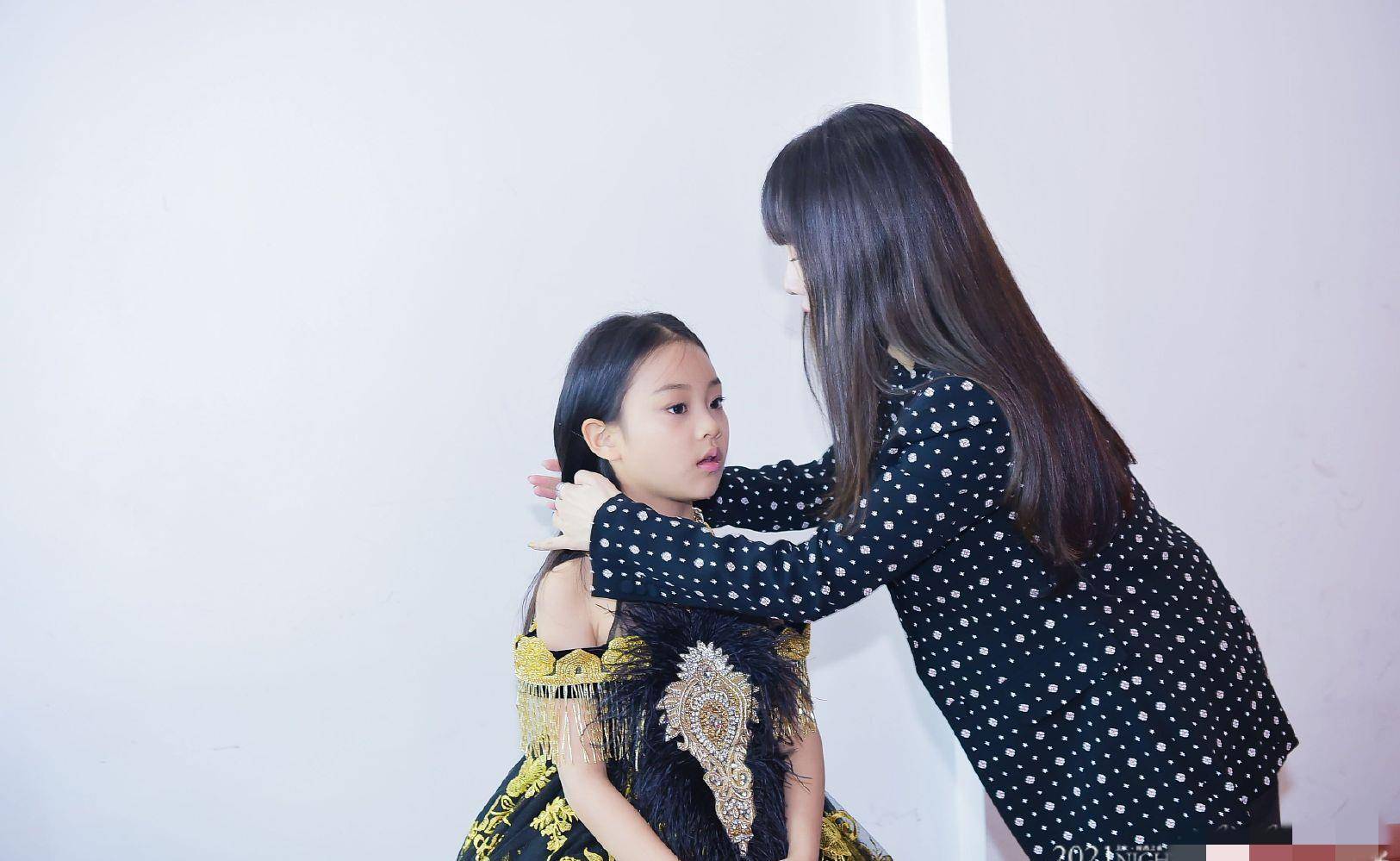 原创李小璐带甜馨t台走秀8岁小甜馨气场全开超有范将进军娱乐圈