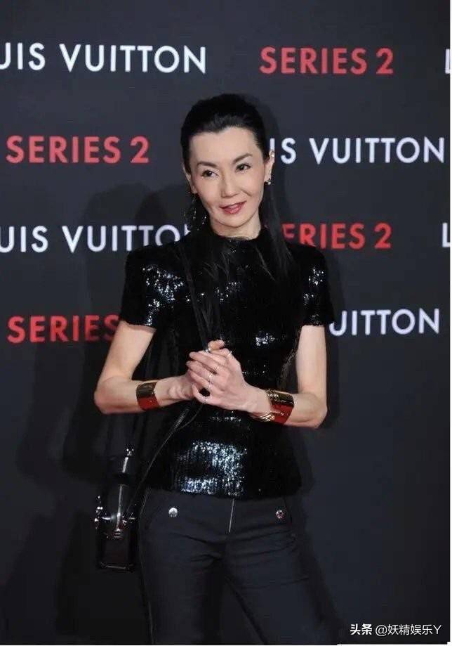 原创55岁张曼玉近照曝光皮肤松弛脸下垂瘦成纸片人女神老了