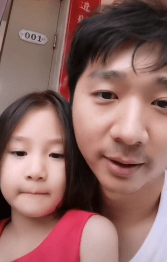 陈佩斯孙女近照曝光,祖孙三代都一个样,基因太强大了_陈大愚_陈若愚