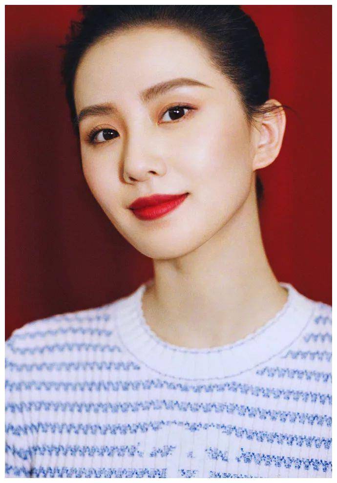 原创有一种笑容叫做刘诗诗的红唇笑涂上大红唇牙齿黄不敢学