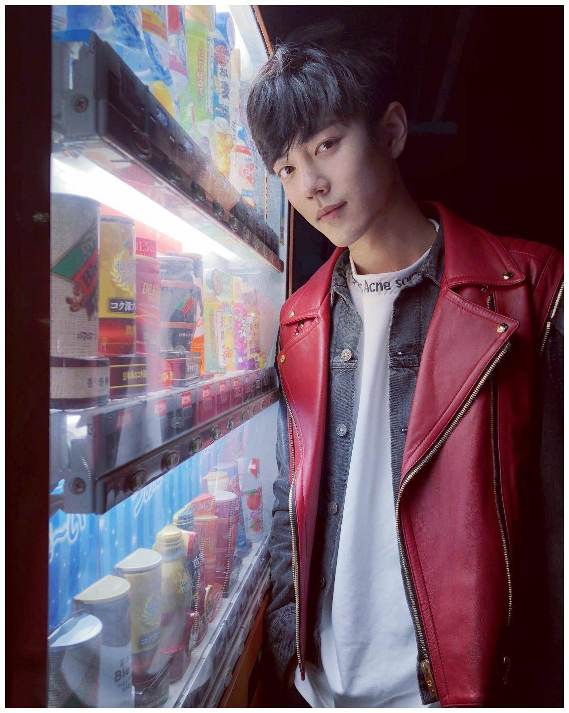 但是乔乔认为,萧战以红色衣服的形式厉害的是可以自由切换风格.